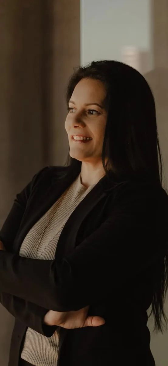 Advogada Viviane Carvalho em ambiente reservado